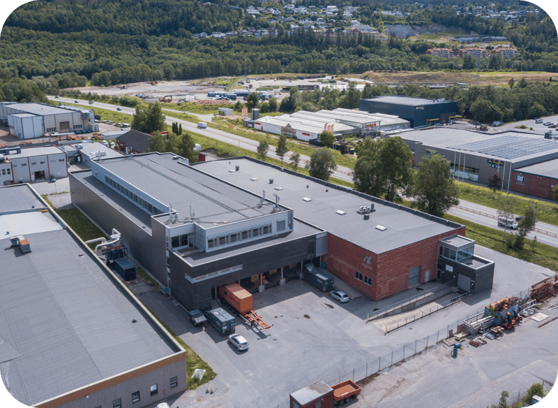 Eiendommen ligger sentralt plasser med god profilering ut mot E134