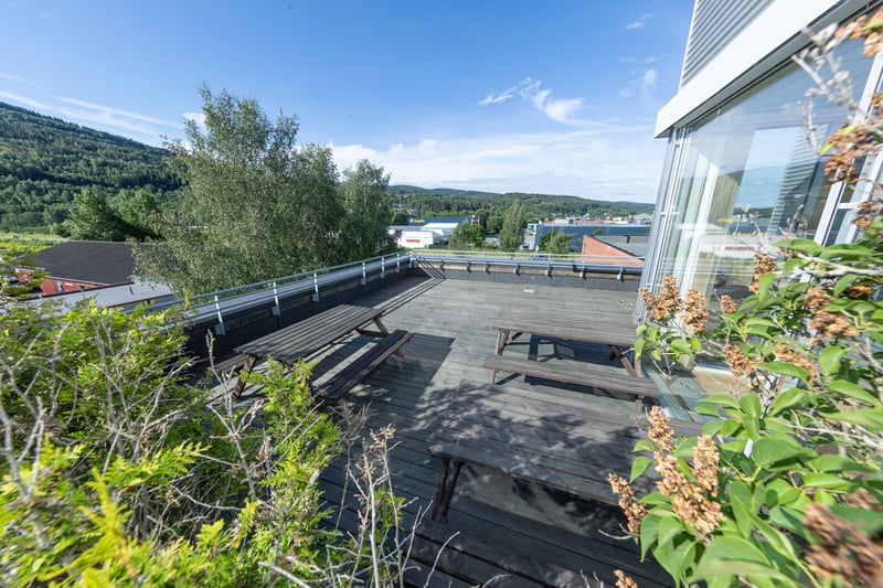 Det er en felles takterrasse i forbindelse med kantine/kjøkkenareal