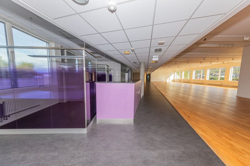 Kontorlokalene kan tilpasses leietakers ønske, det er i dag store møteromsfunkjsoner i midten av arealet, stor grad av cellekontorer og et åpent landskap.