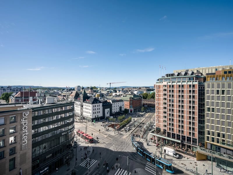 Her er du midt i Oslo sentrum med yrende liv og kollektivknutepunkt rett utenfor døren!