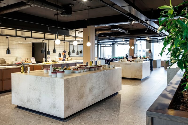 De totalrenoverte lokalene byr på en ny, flott personalrestaurant