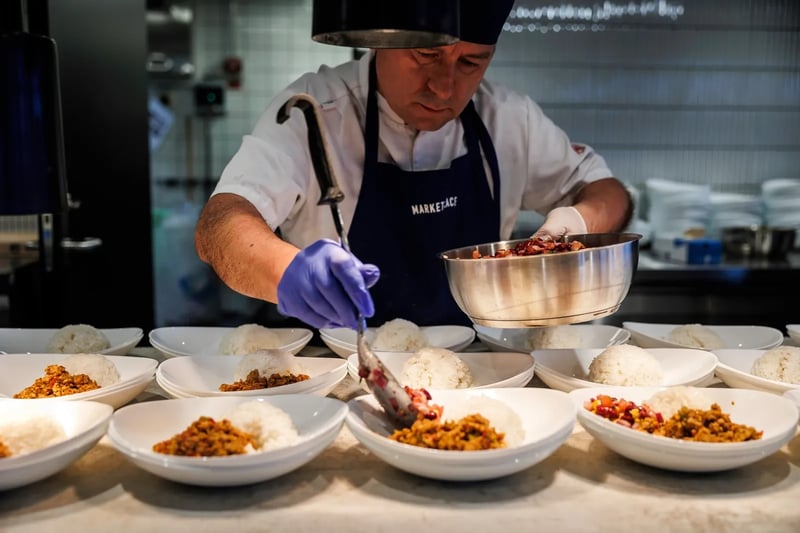 I personalrestauranten tilberedes maten med lidenskap til faget