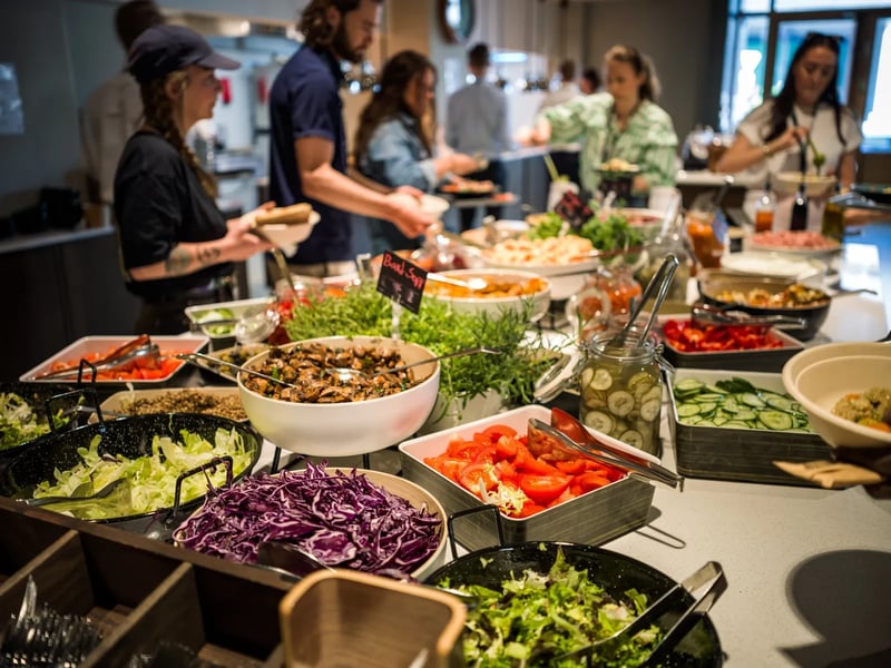 Personalrestauranten drives av Compass Group, som serverer variert utvalgt til frokost og lunsj