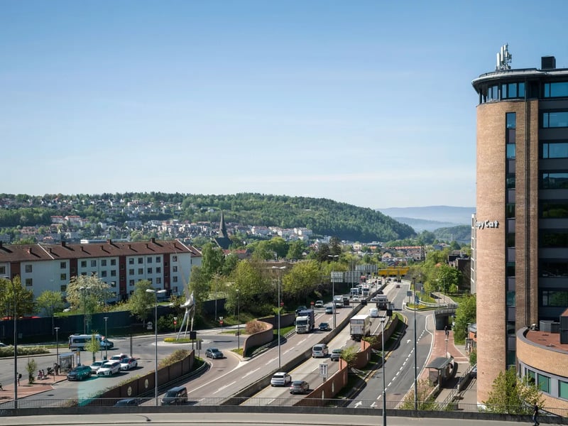 Eiendommen ligger tett opp mot E6 og Grenseveien, som gjør det smidig å forflytte seg med bil inn og ut av byen