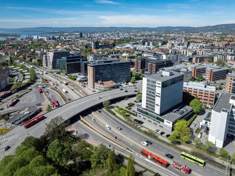 Byggets plassering med umiddelbar nærhet til t-bane, buss, Grenseveien og E6